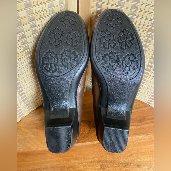 Easy Street Woman’s 7M Darcy Brown Zipper Shooties Comfort NWOT - Picture 6 of 7